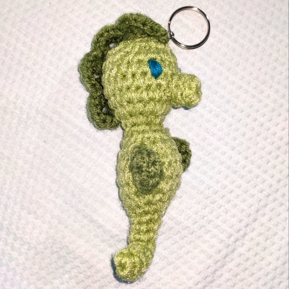 NEW Keychain Seahorse Purse Backpack Tag Green Crochet HANDCRAFTED - Picture 4 of 7